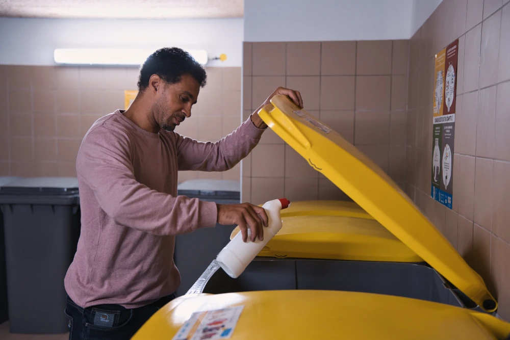 Tri d'un bidon de nettoyant WC dans le bac jaune