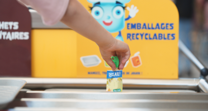 Cantine enfant qui trie une compote