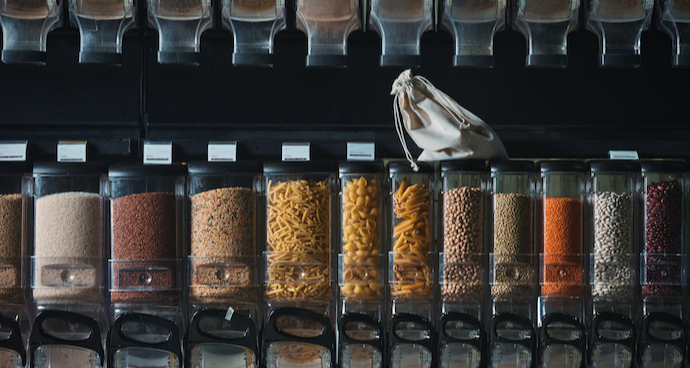 Distributeurs en vrac de pâtes, riz et légumineuses avec sac réutilisable pour un achat zéro déchet