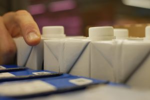 Gobelets et briques en papier-carton : pourquoi il y a du plastique ?