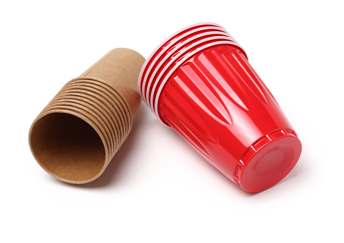 Gobelet en carton recyclable posé dans un support en carton